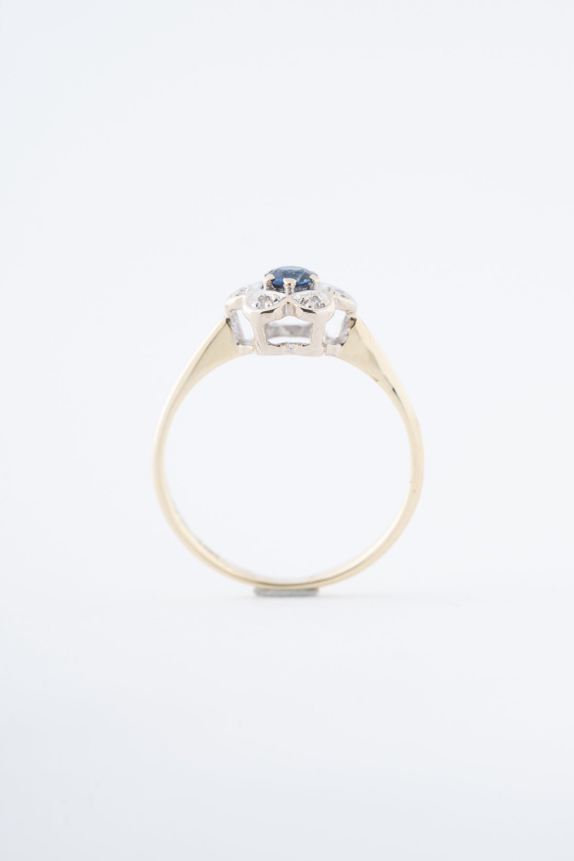 Yellow gold entourage ring with sapphire and brilliant-cut diamonds