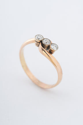 Antique yellow gold ring with brilliant-cut diamonds