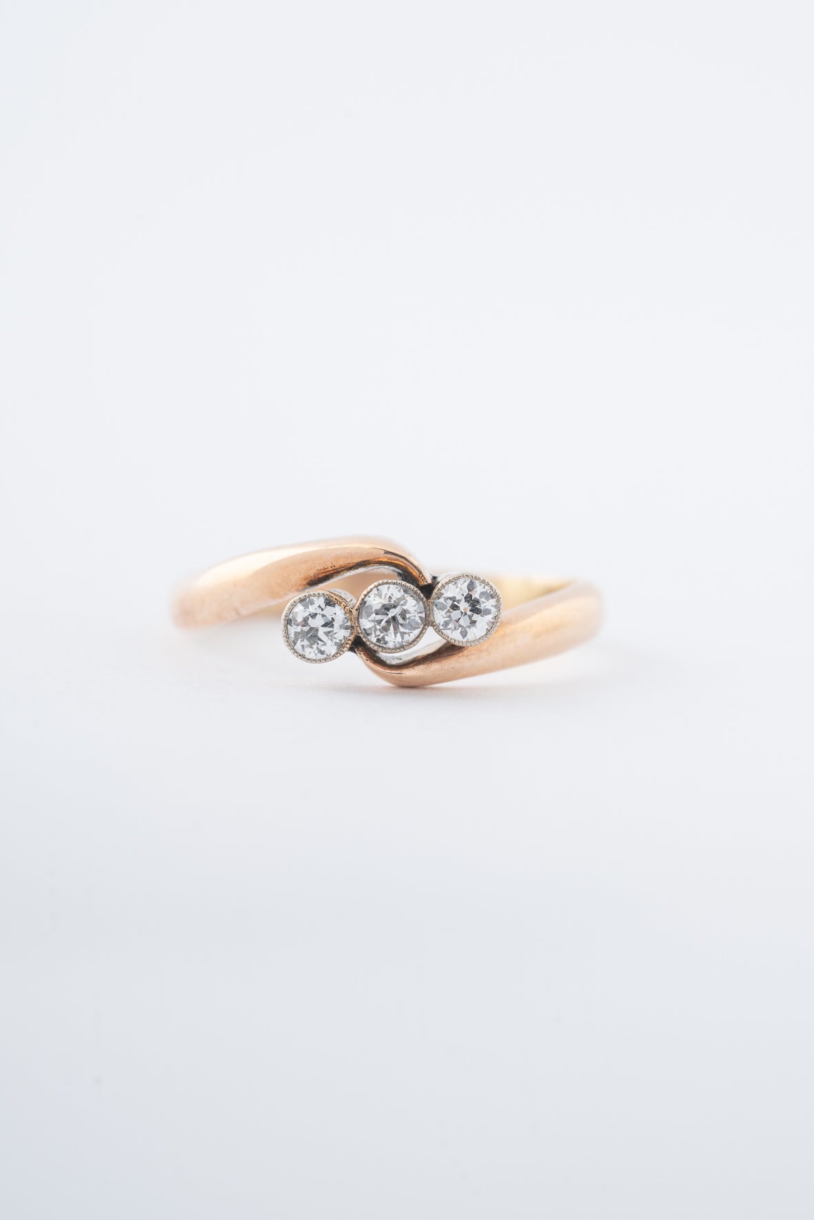 Antique yellow gold ring with brilliant-cut diamonds