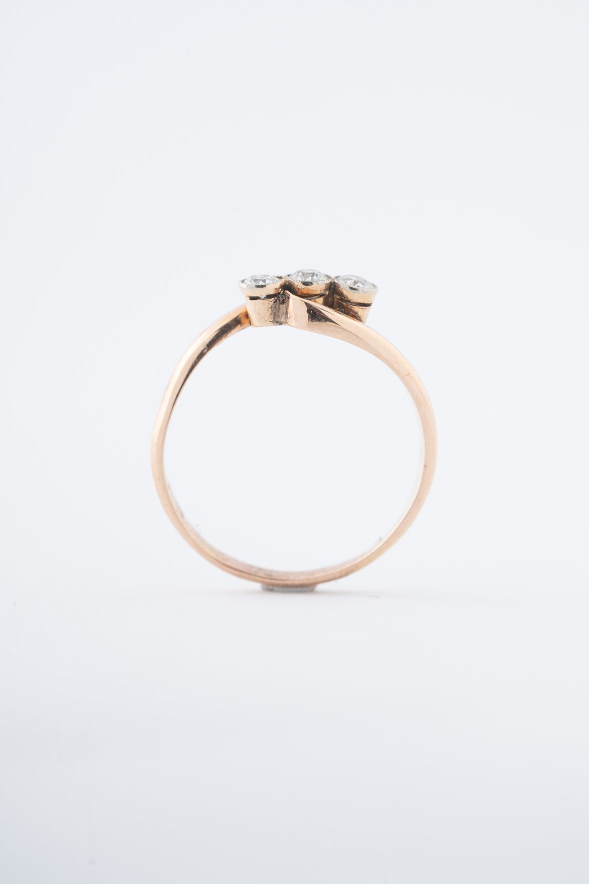 Antique yellow gold ring with brilliant-cut diamonds