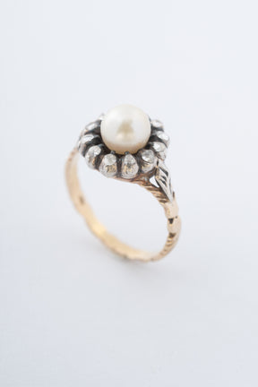 Yellow gold ring with cultured pearl and diamonds