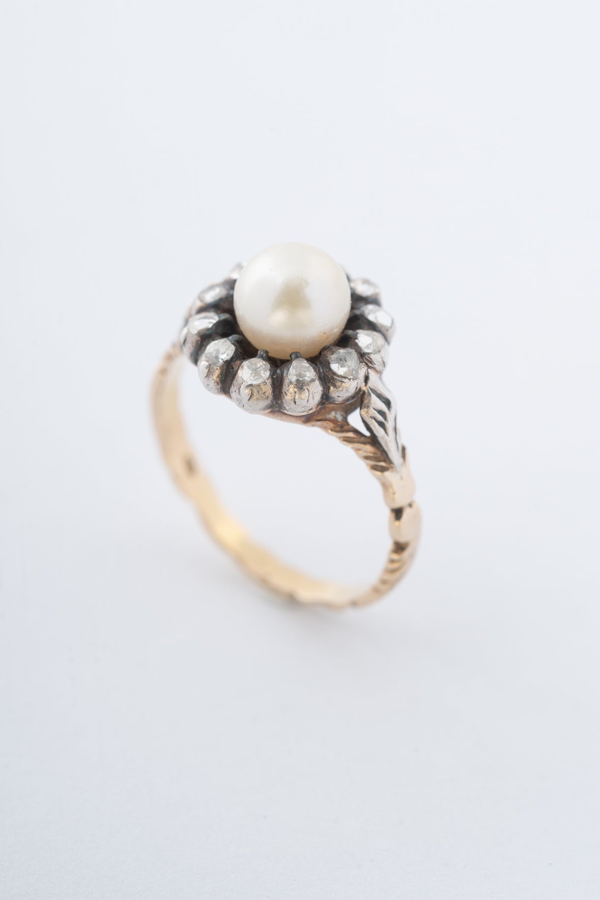 Geelgouden ring met cultivé parel en diamanten