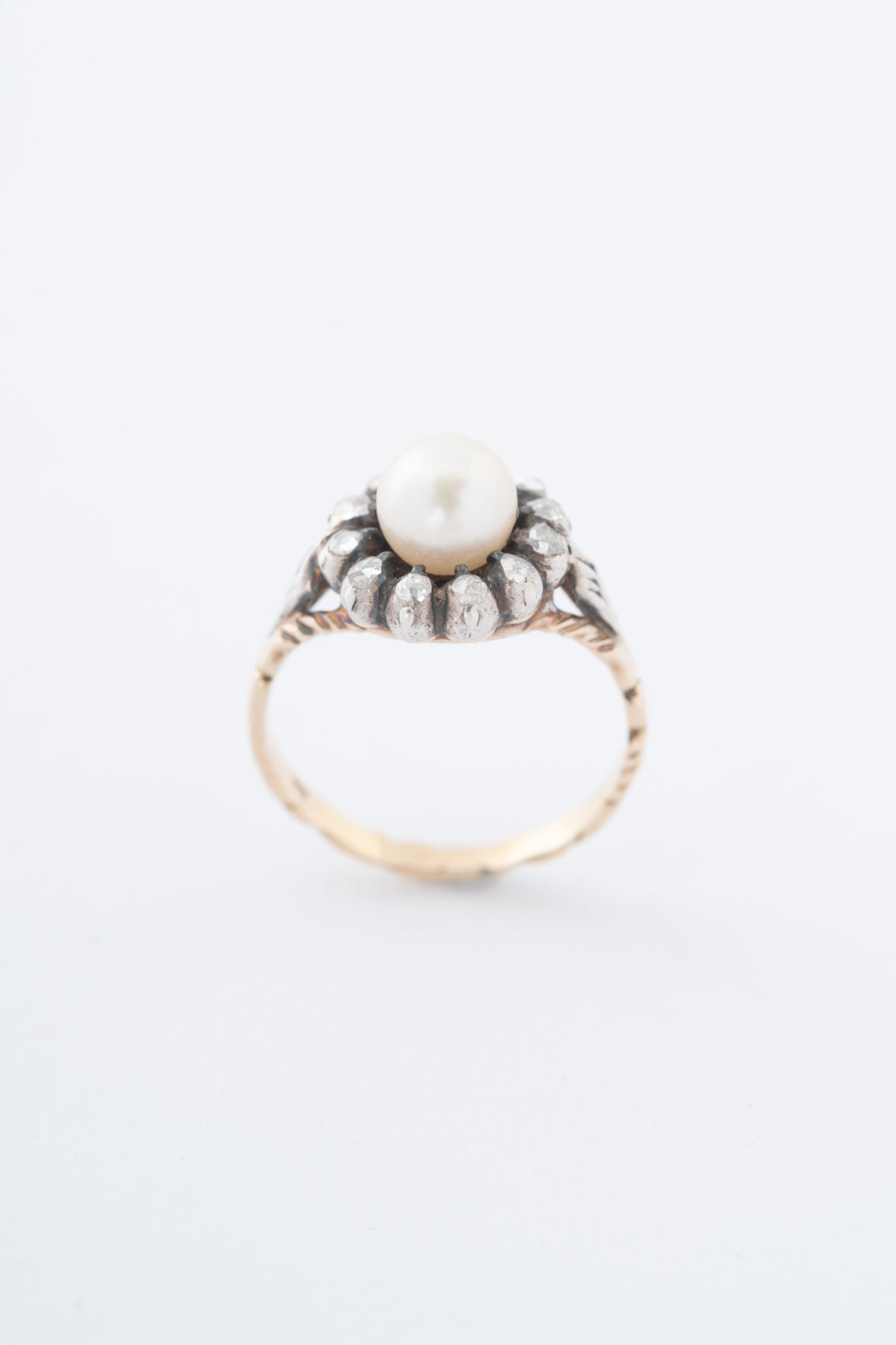 Geelgouden ring met cultivé parel en diamanten