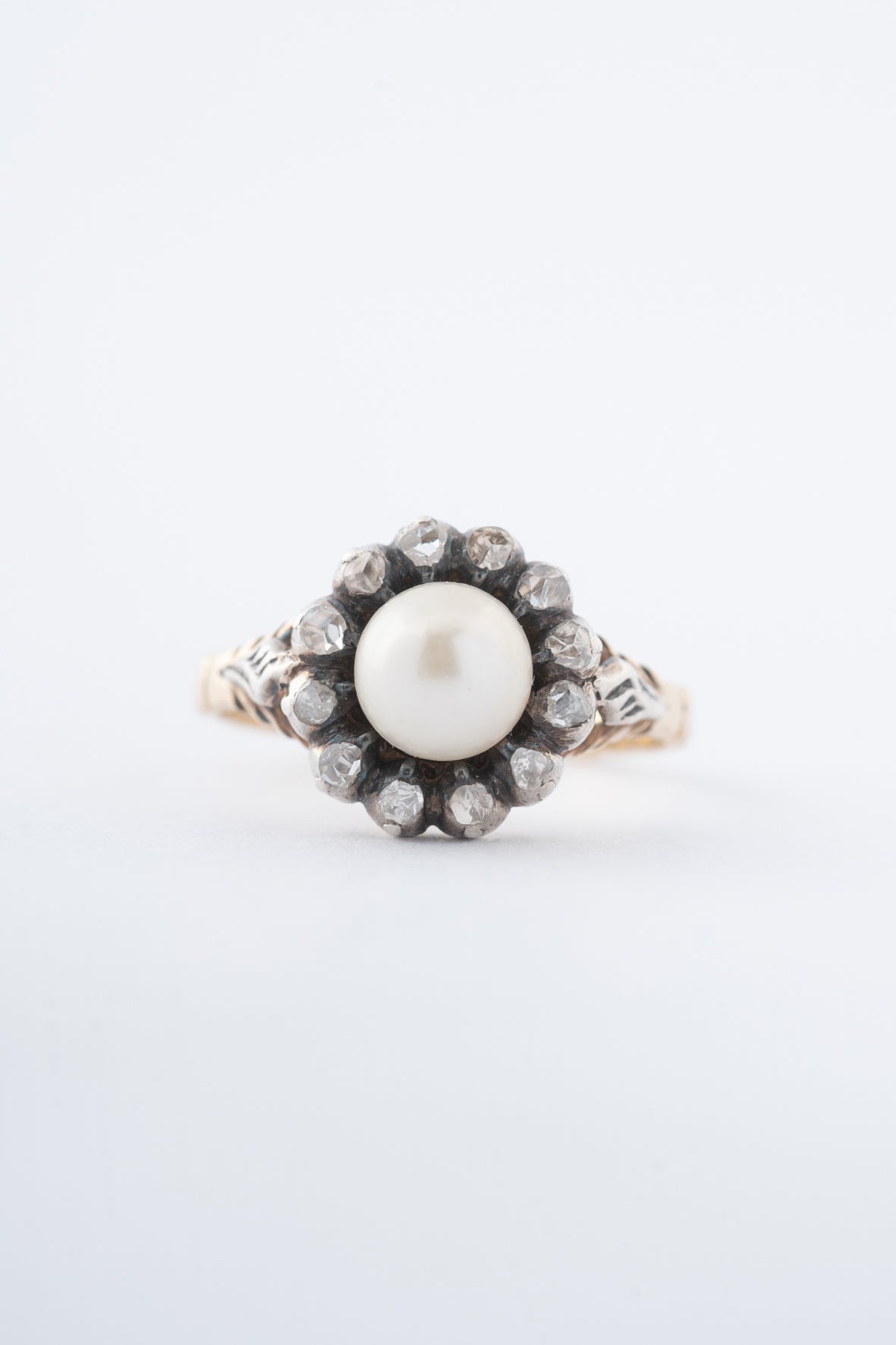Yellow gold ring with cultured pearl and diamonds