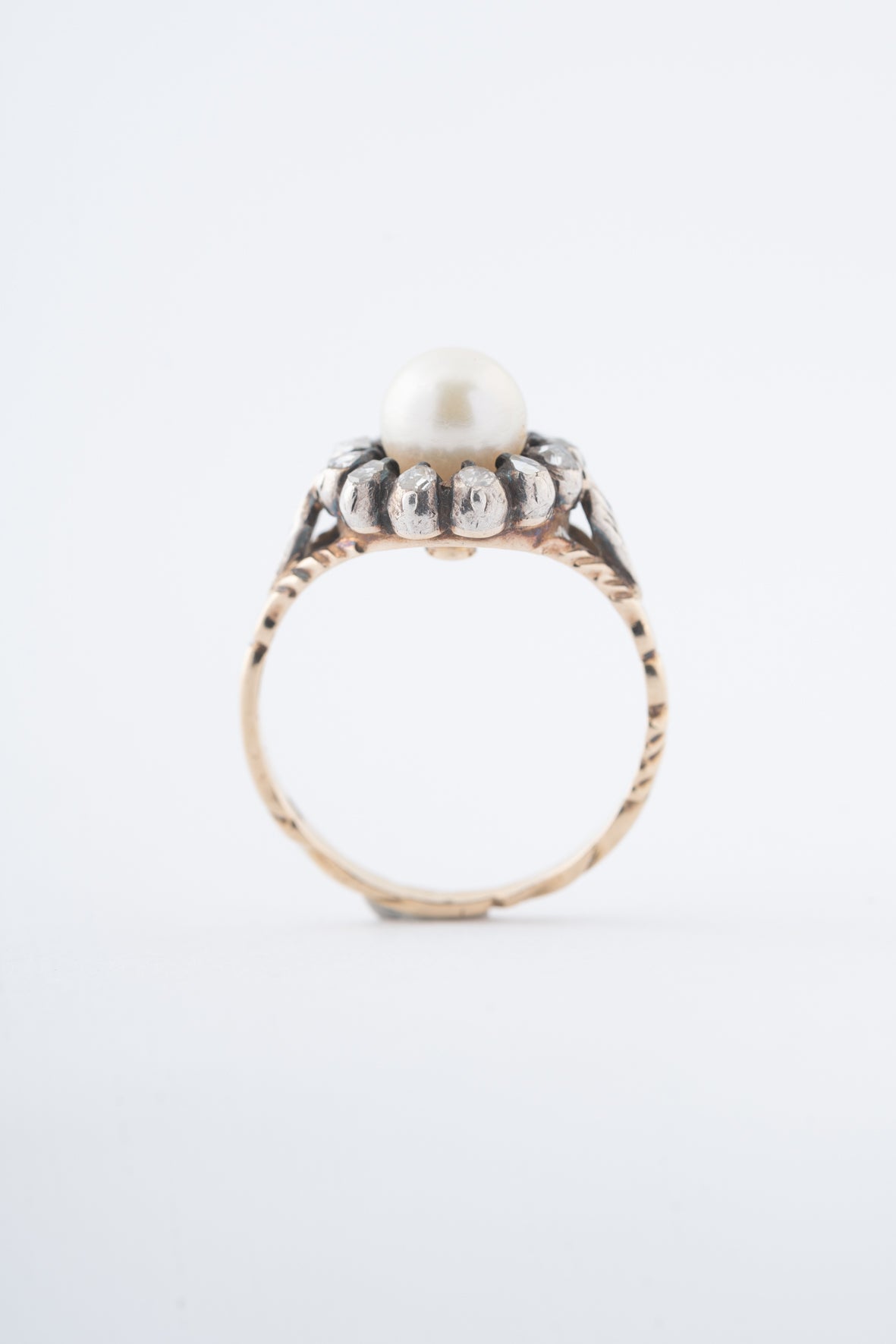 Yellow gold ring with cultured pearl and diamonds