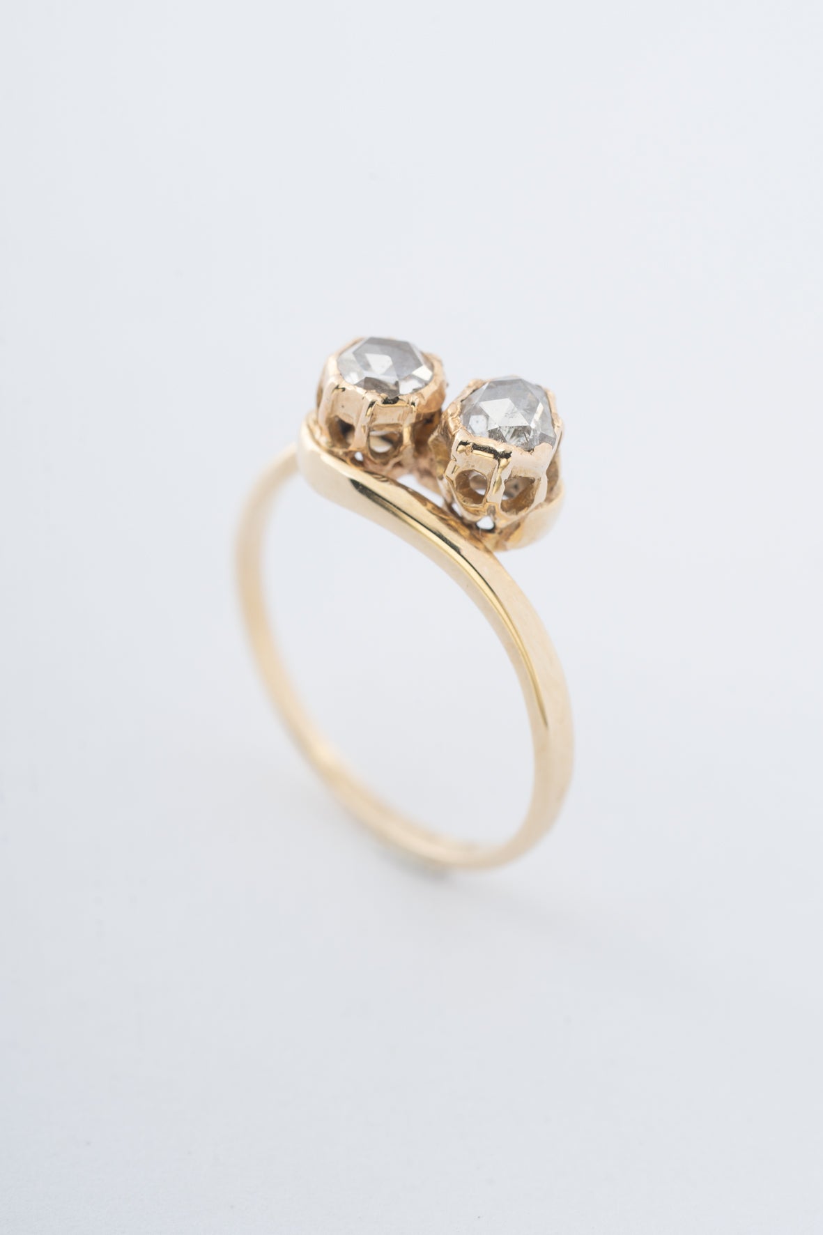 Antieke geelgouden slag ring met diamanten