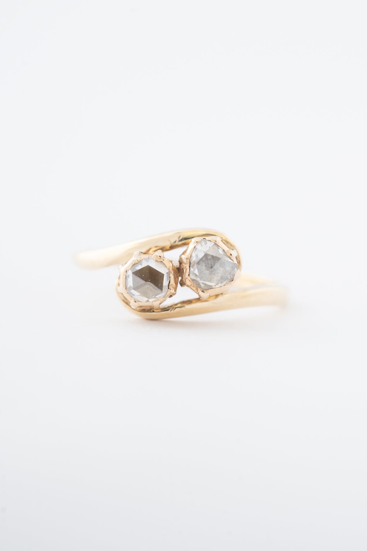 Antieke geelgouden slag ring met diamanten