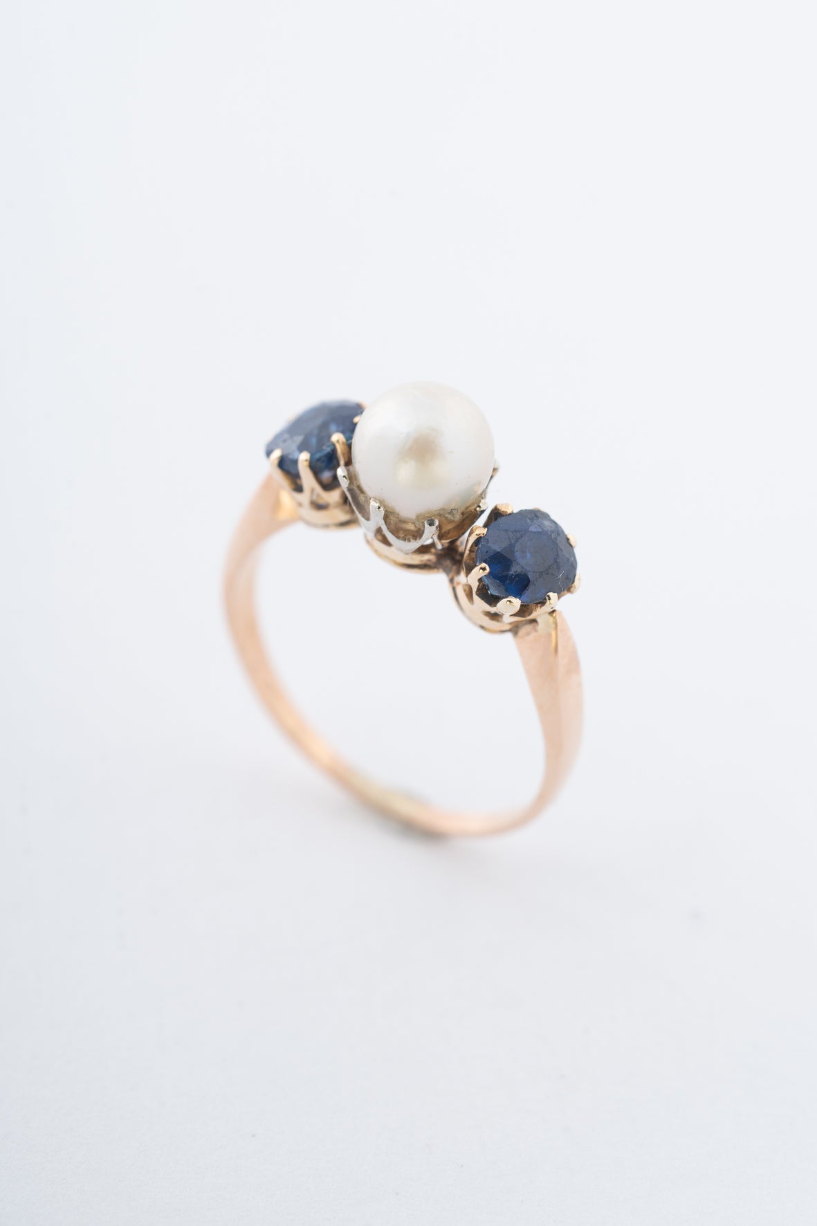 Geelgouden ring met cultivé parel en saffieren