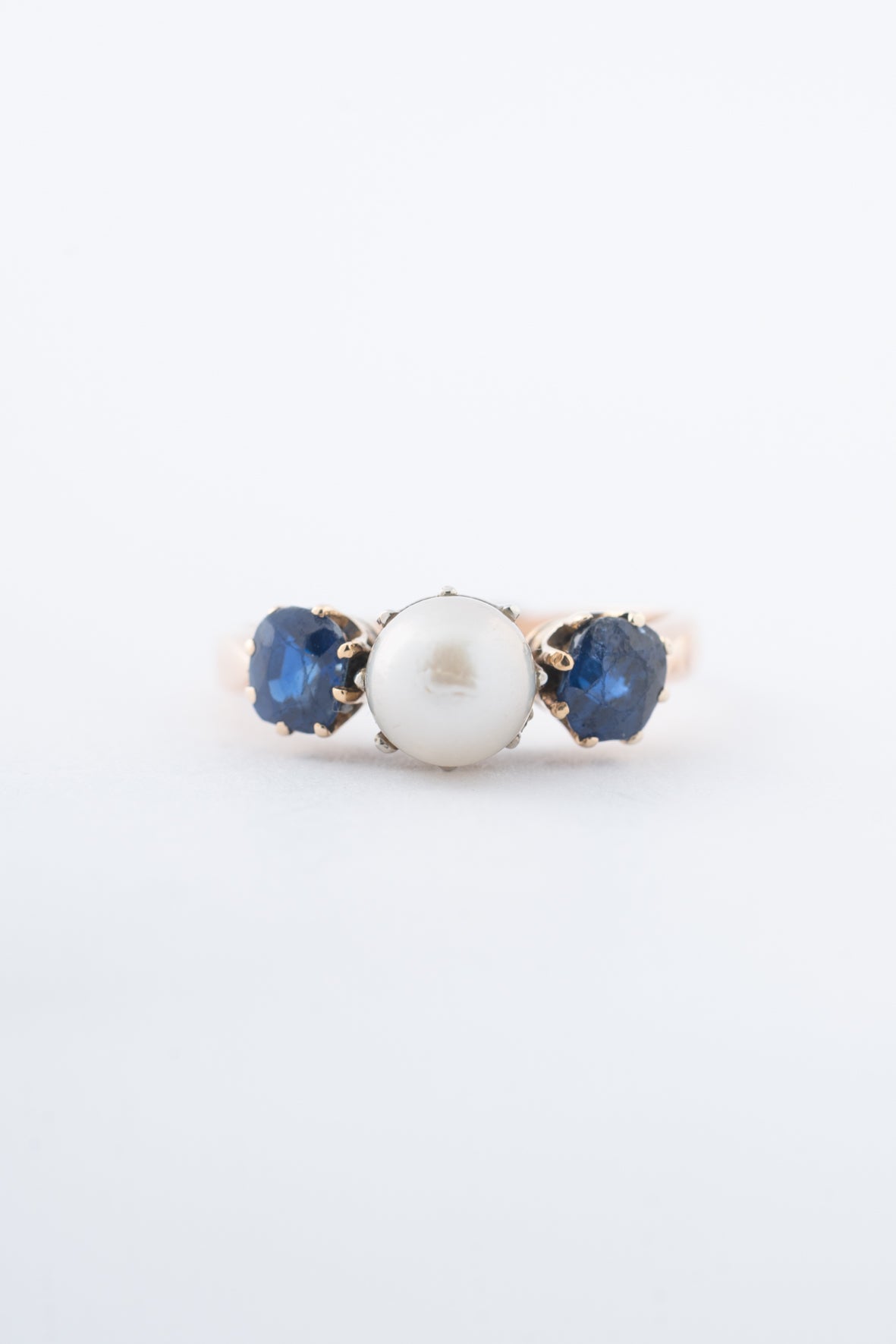 Yellow gold ring with cultured pearl and sapphires