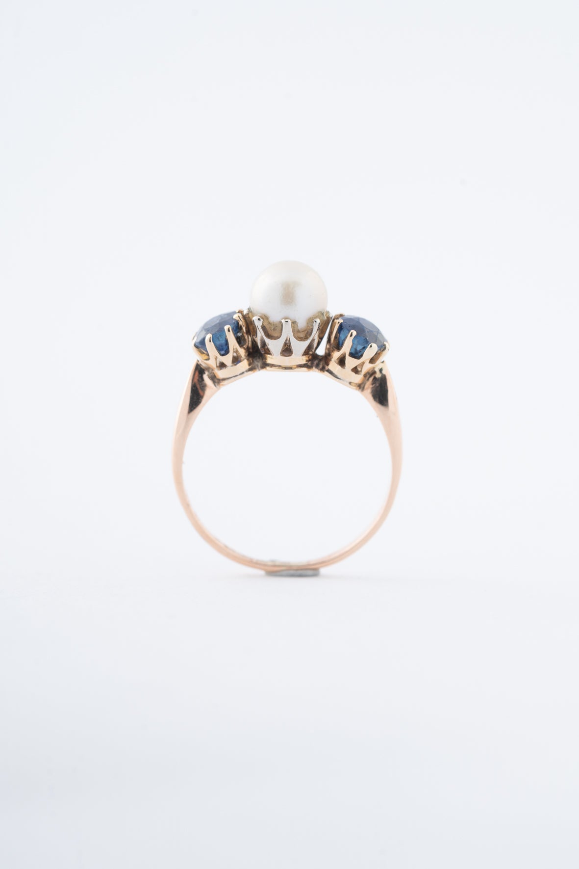 Yellow gold ring with cultured pearl and sapphires