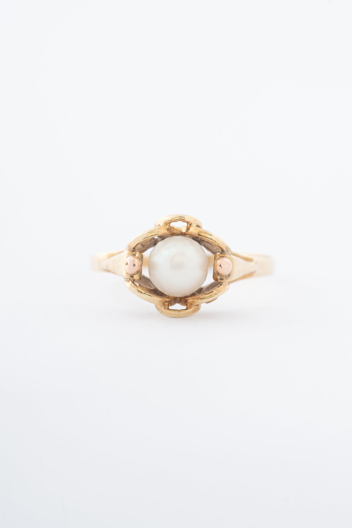 Yellow gold ring with cultured pearl