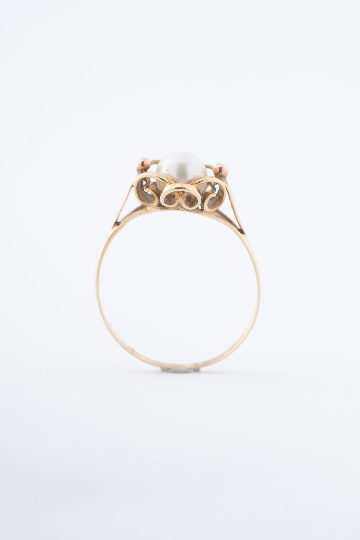 Yellow gold ring with cultured pearl