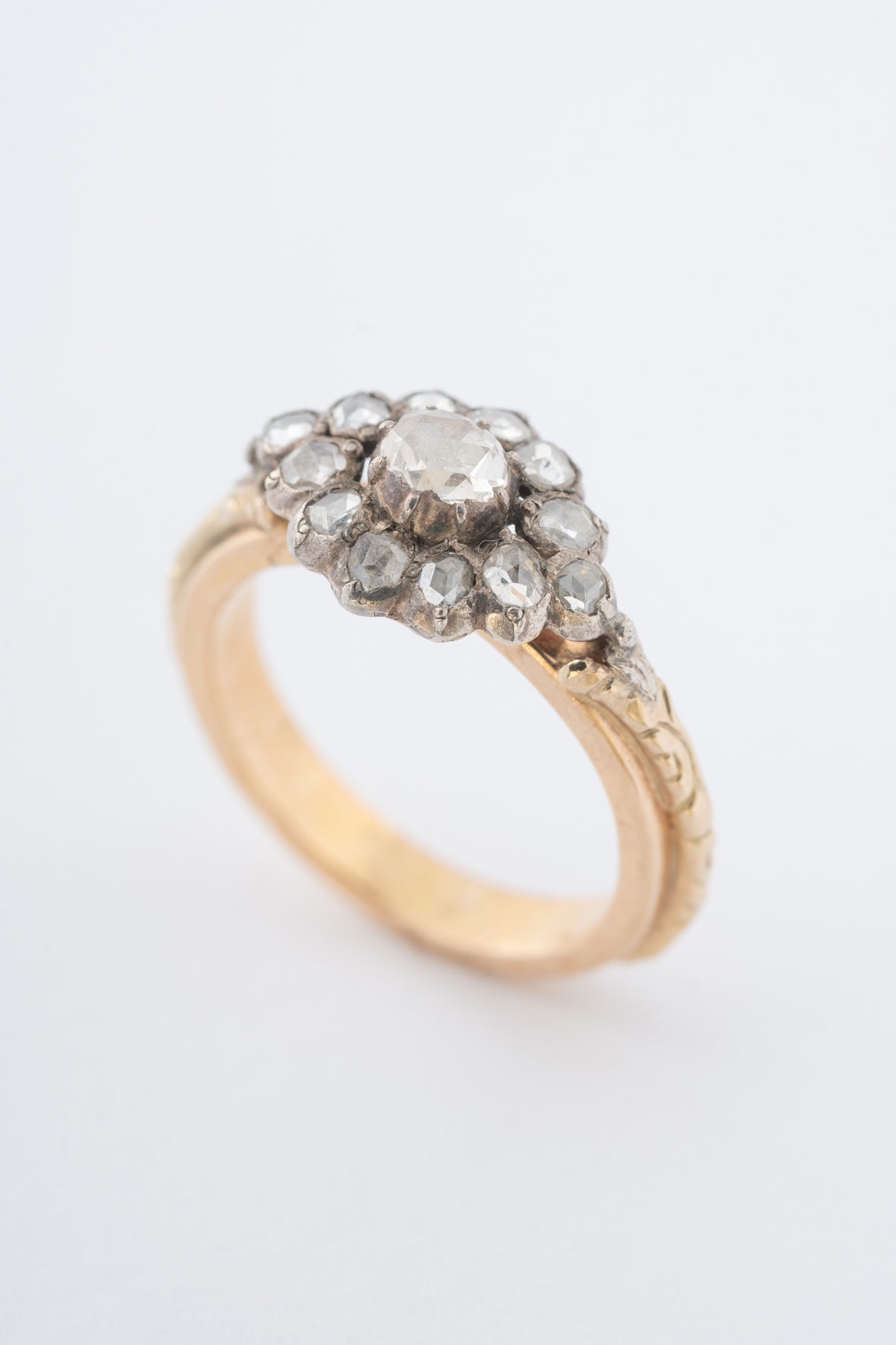 Antieke geelgouden massieve ring met diamanten