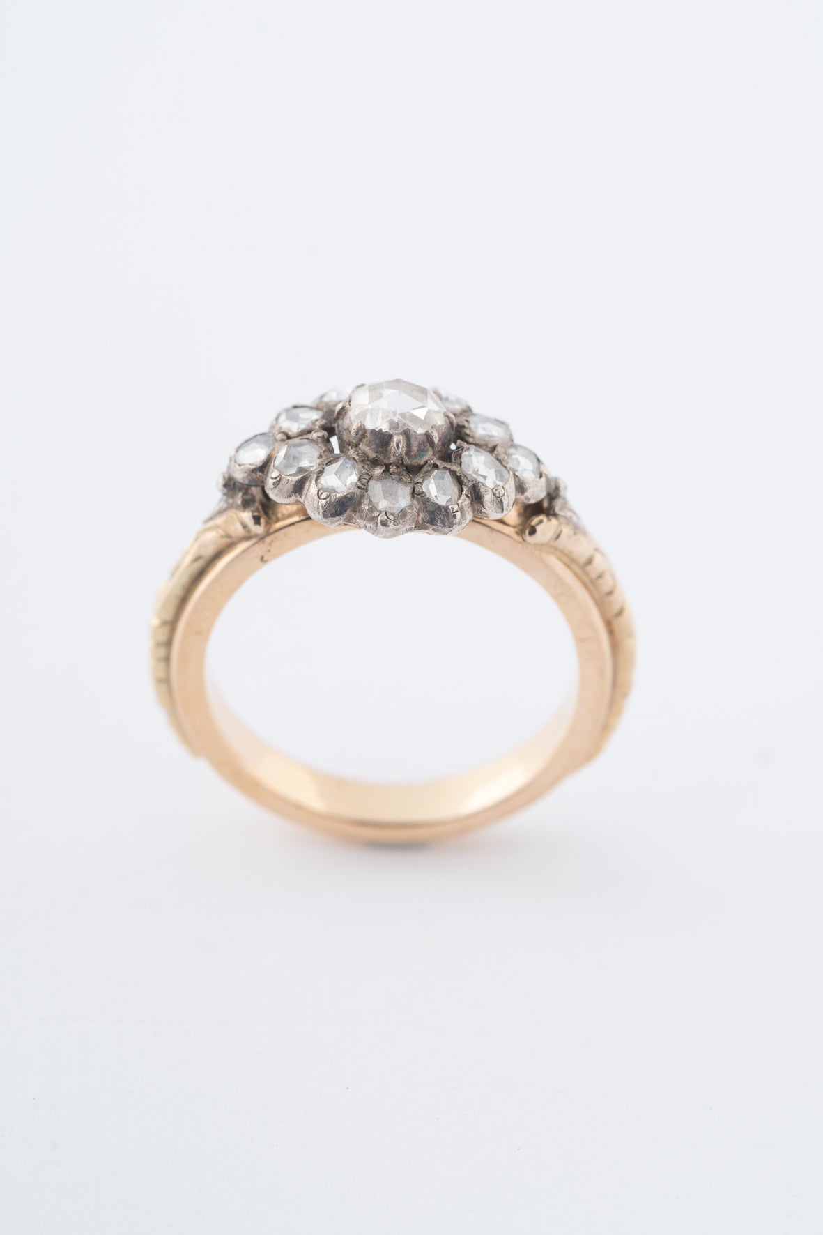 Antieke geelgouden massieve ring met diamanten