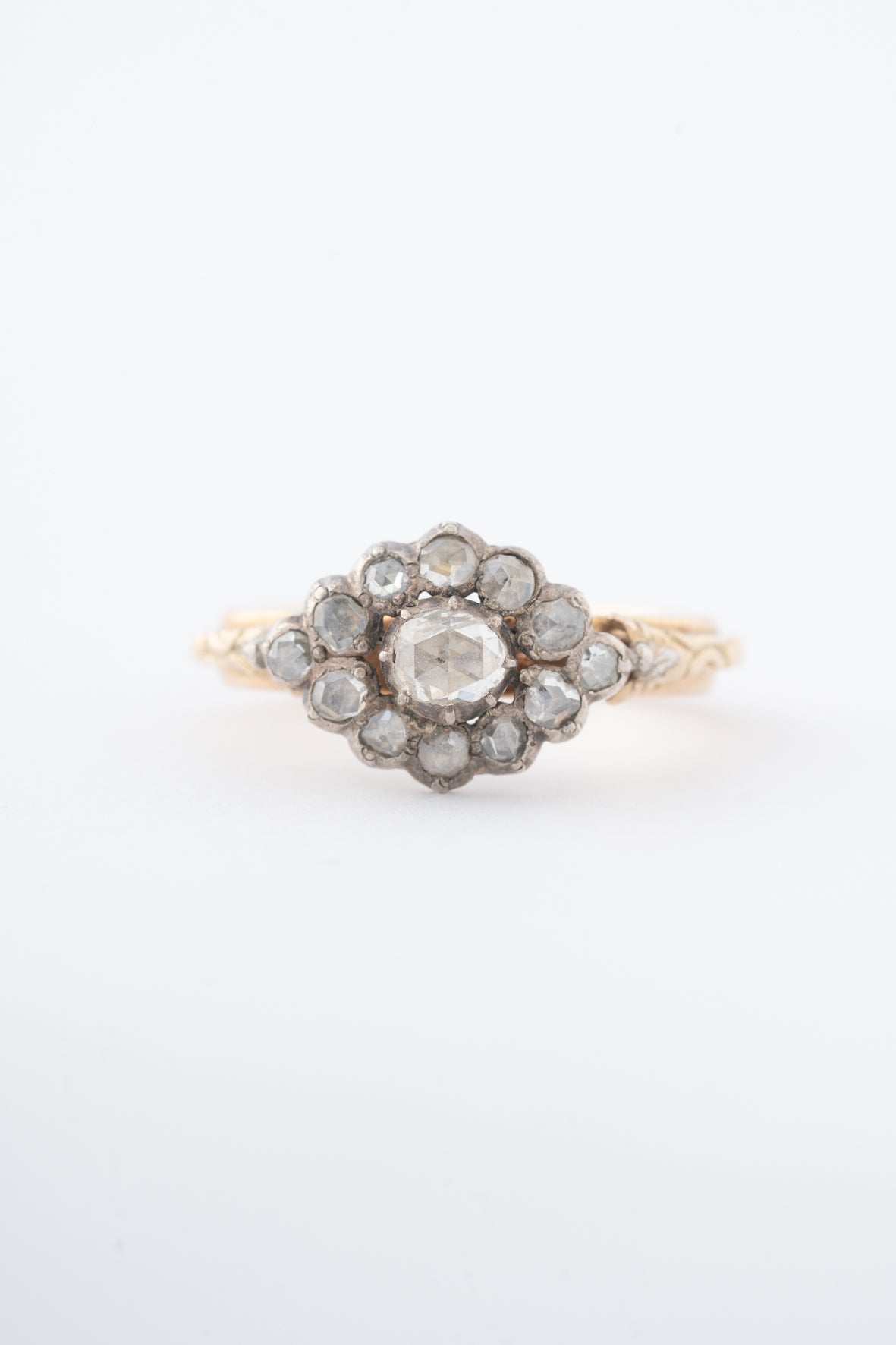 Antique yellow gold solid ring with diamonds