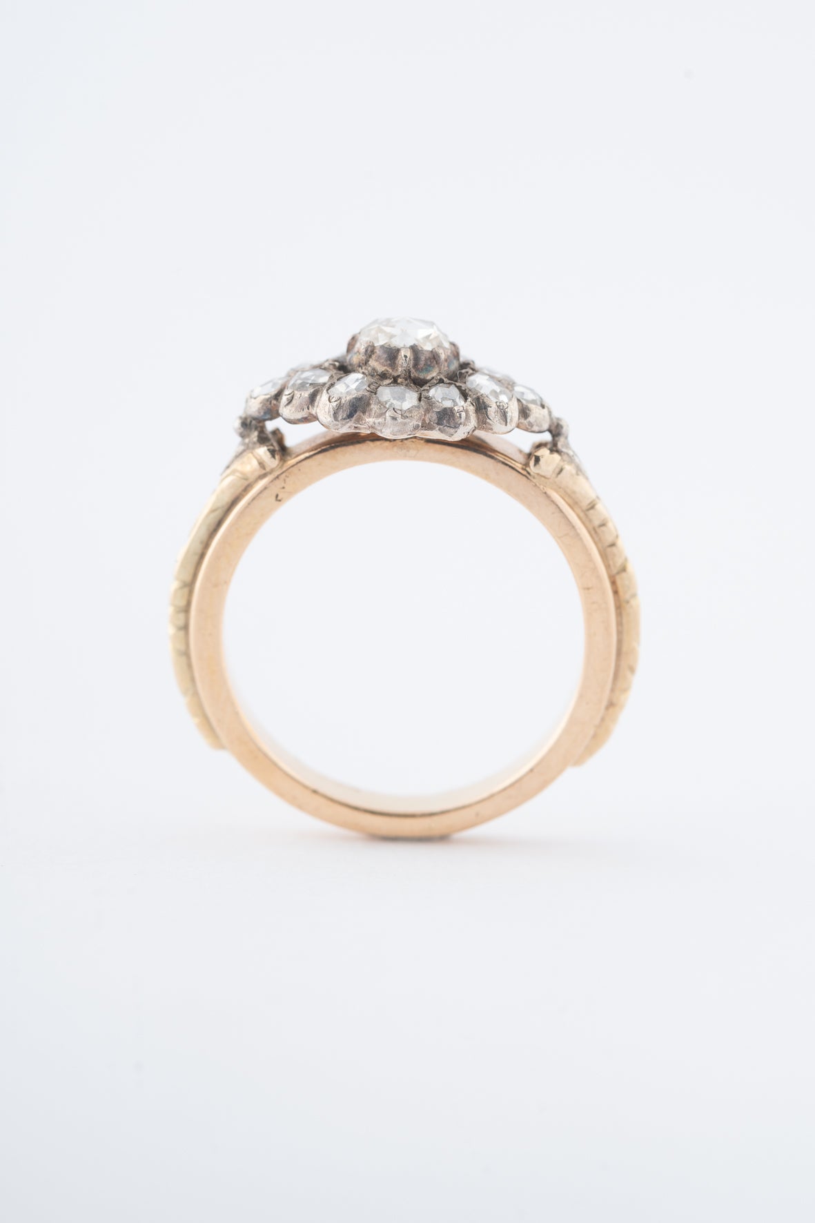 Antique yellow gold solid ring with diamonds