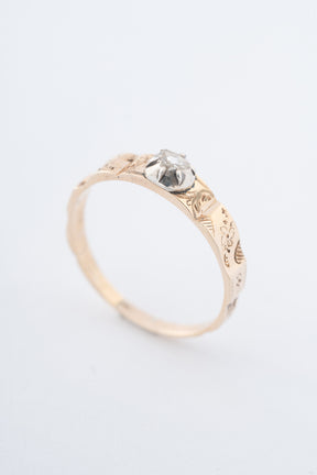 Antique yellow gold ring with diamond