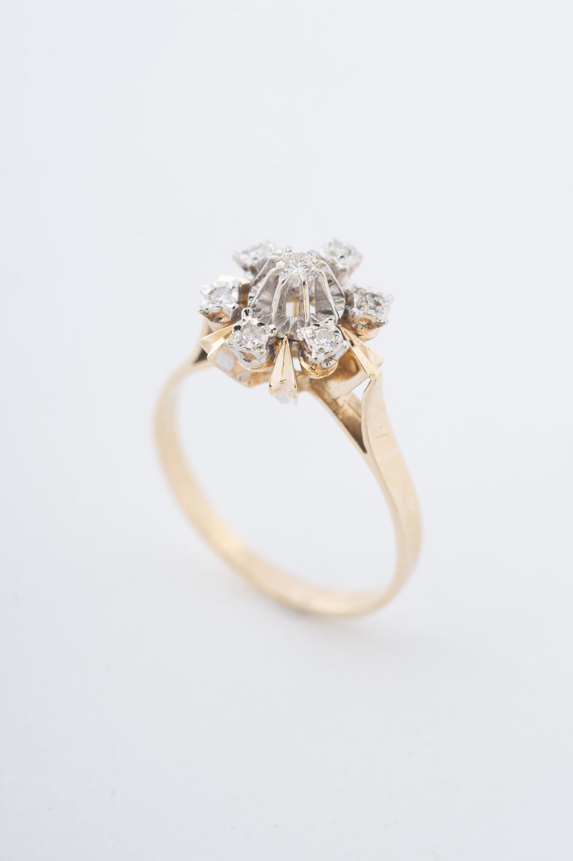 Witgouden/geelgouden entourage ring met een briljant en diamanten