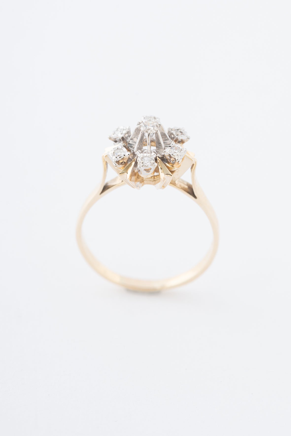 Witgouden/geelgouden entourage ring met een briljant en diamanten