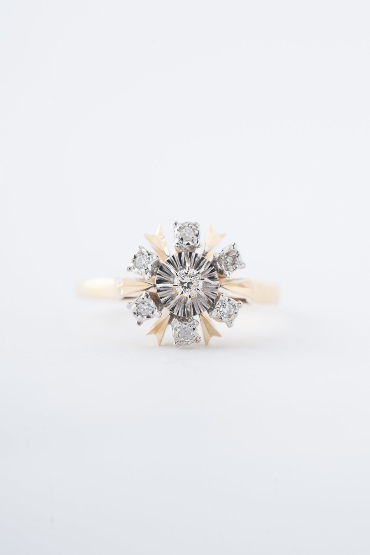Witgouden/geelgouden entourage ring met een briljant en diamanten