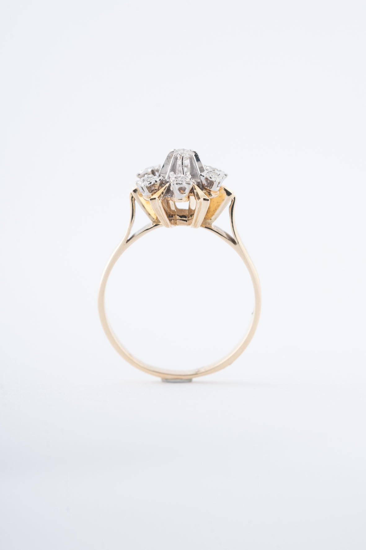 Witgouden/geelgouden entourage ring met een briljant en diamanten
