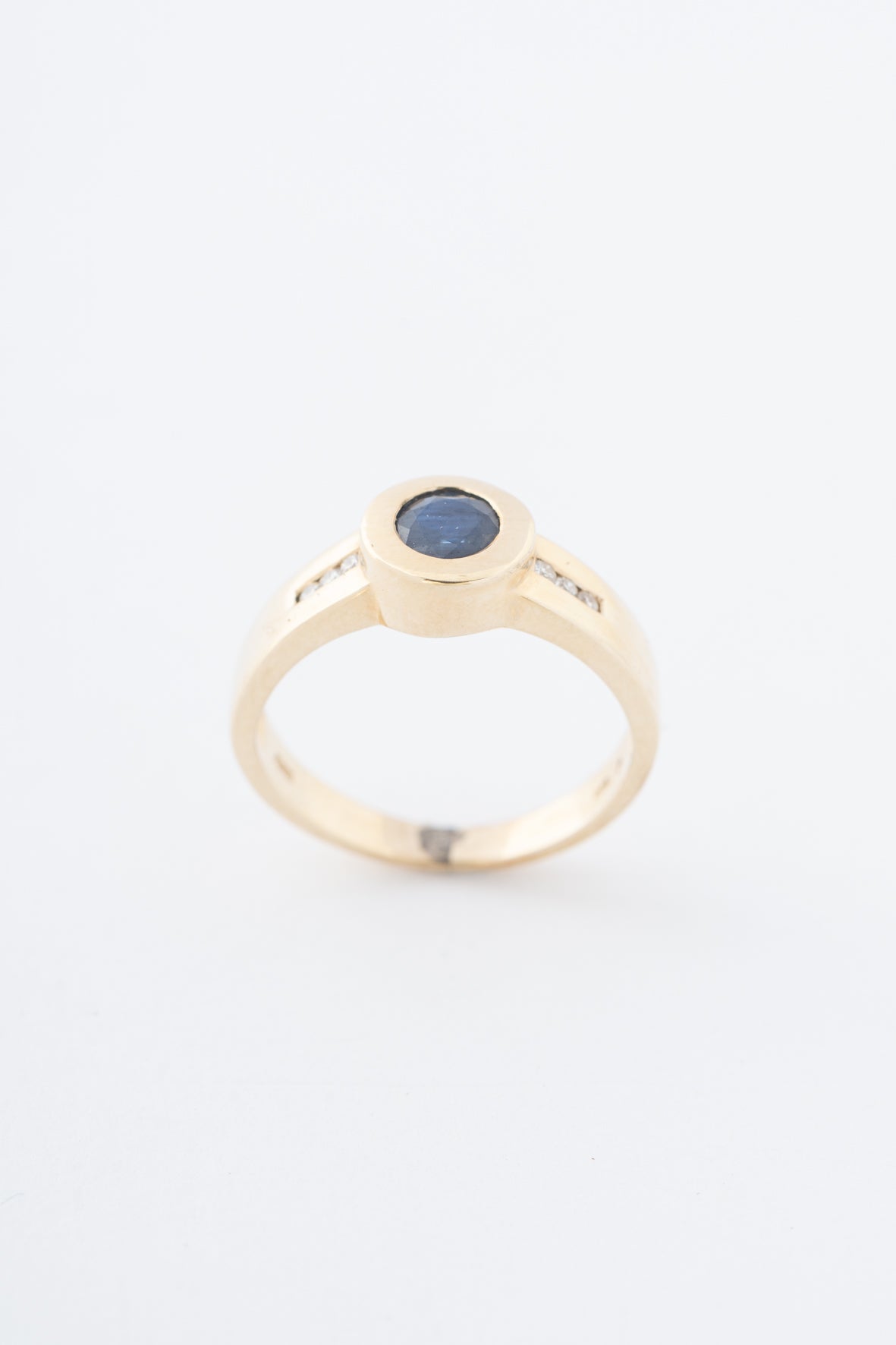 Geelgouden band ring met een saffier en briljanten