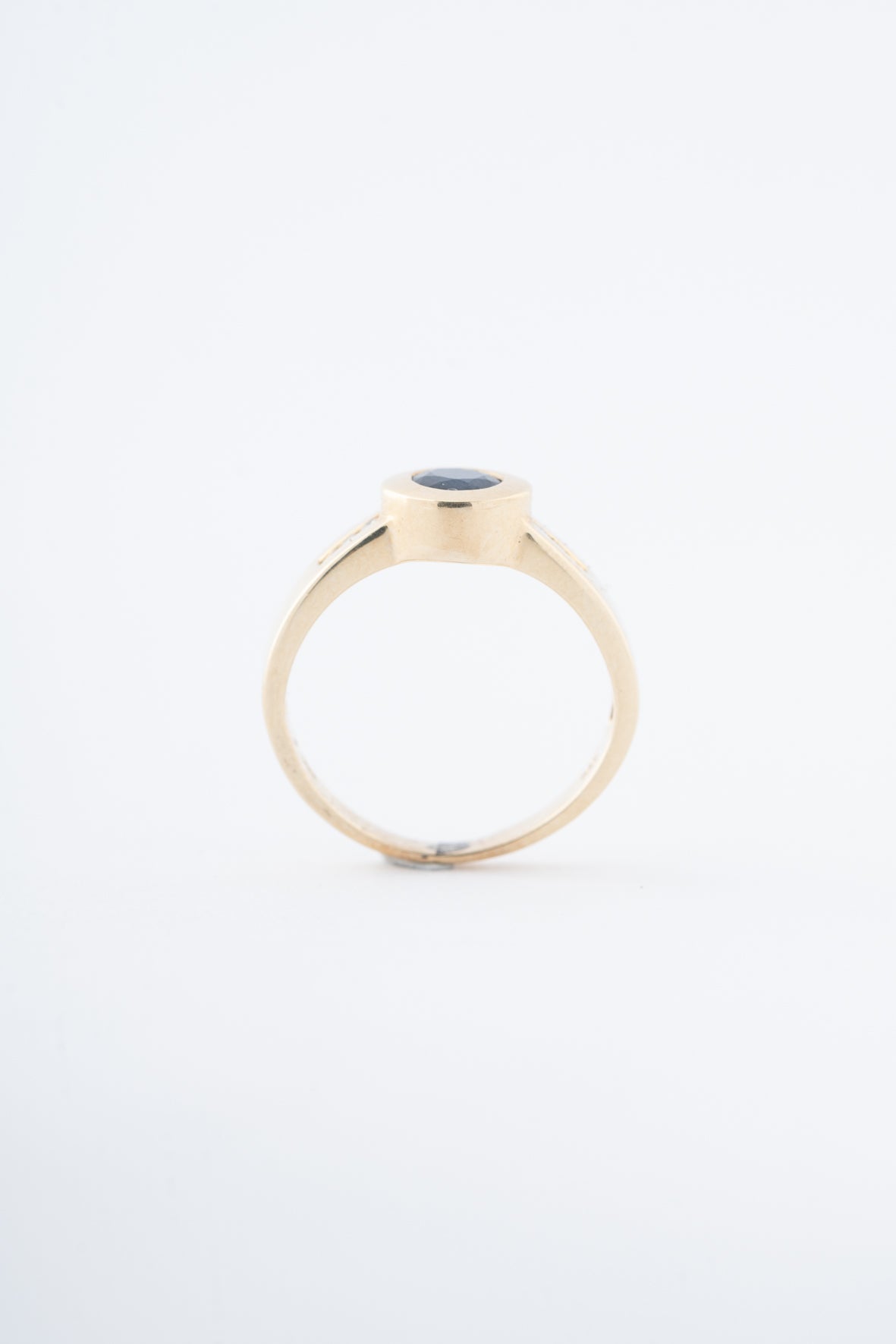 Yellow gold band ring with a sapphire and brilliant-cut diamonds