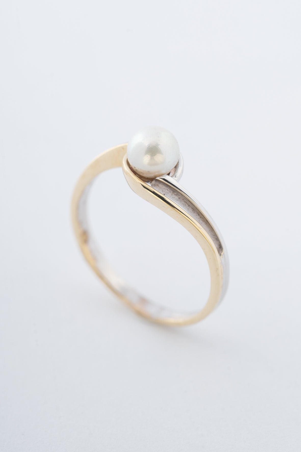 Witgouden/geelgouden ring met cultivé parel