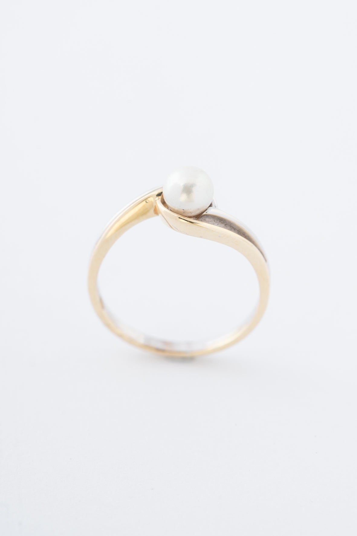 Witgouden/geelgouden ring met cultivé parel
