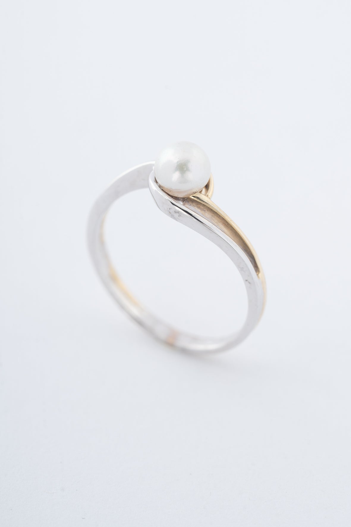 Witgouden/geelgouden ring met cultivé parel