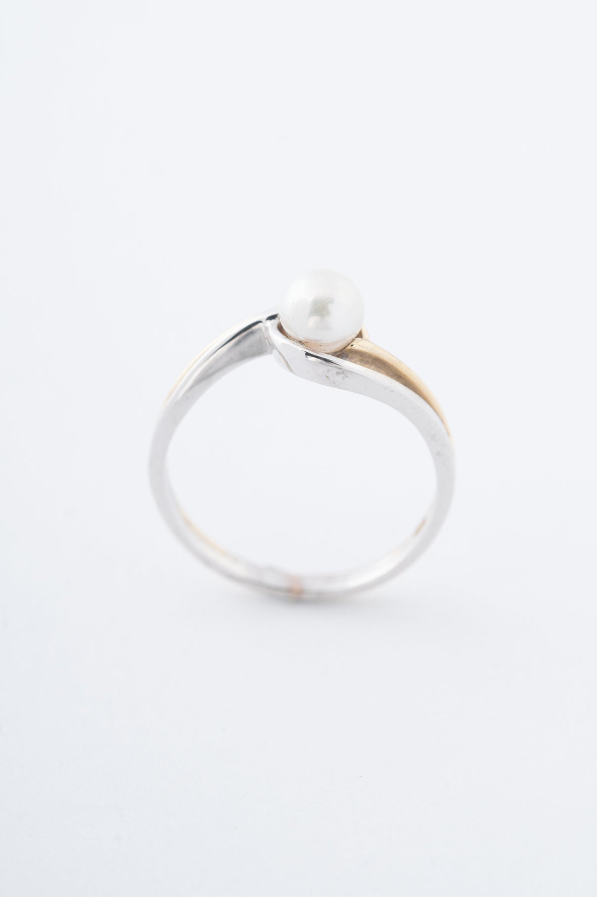 Witgouden/geelgouden ring met cultivé parel