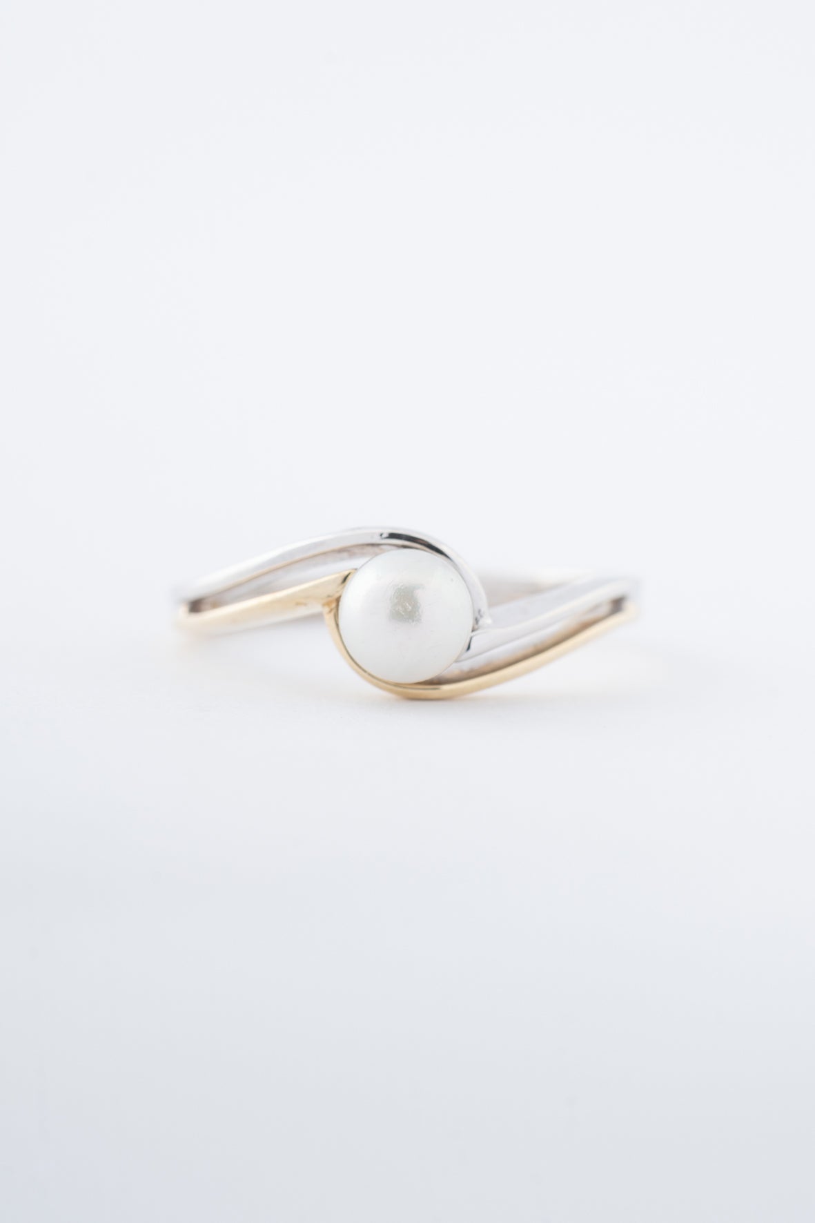 Witgouden/geelgouden ring met cultivé parel