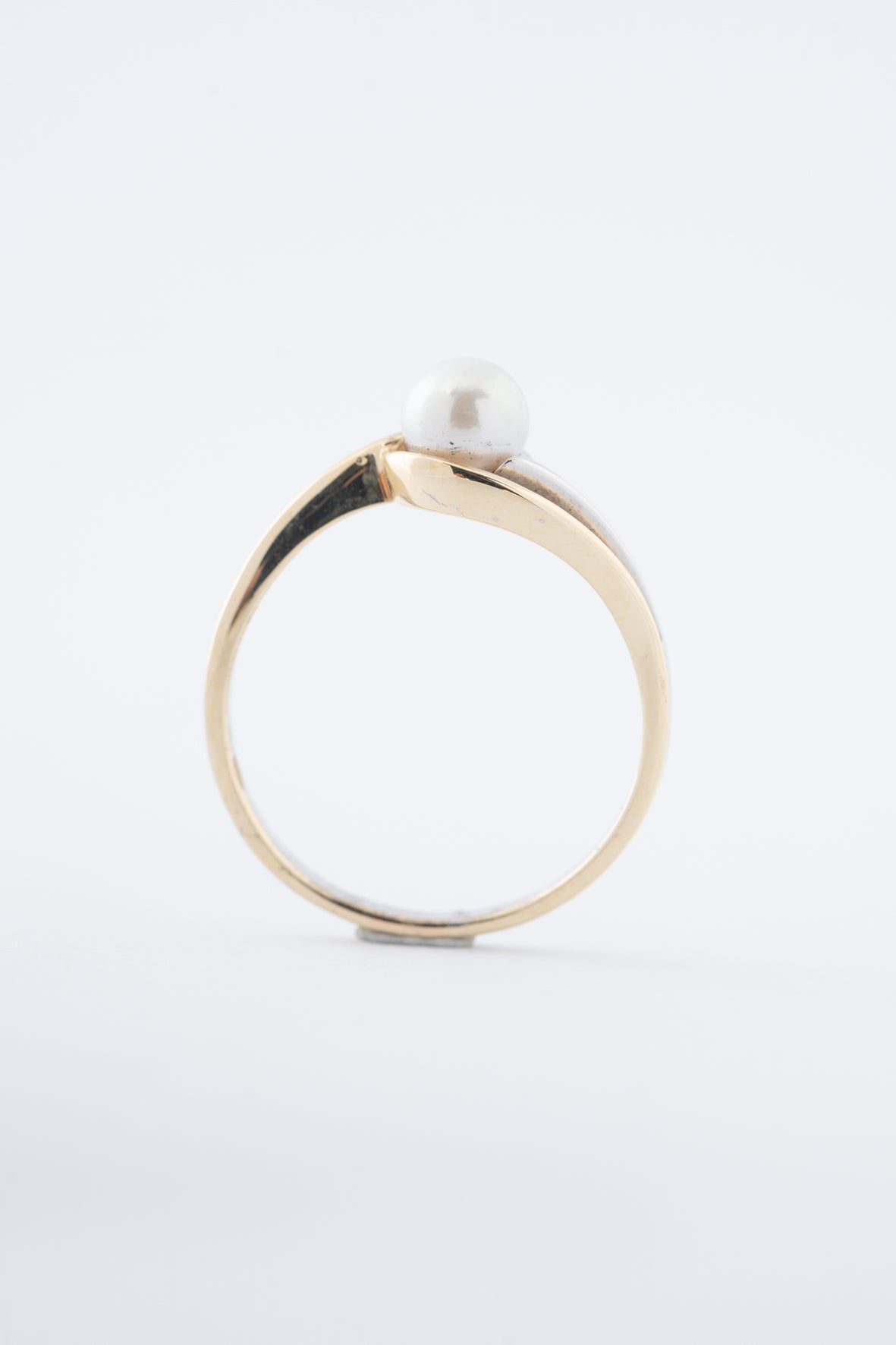Witgouden/geelgouden ring met cultivé parel