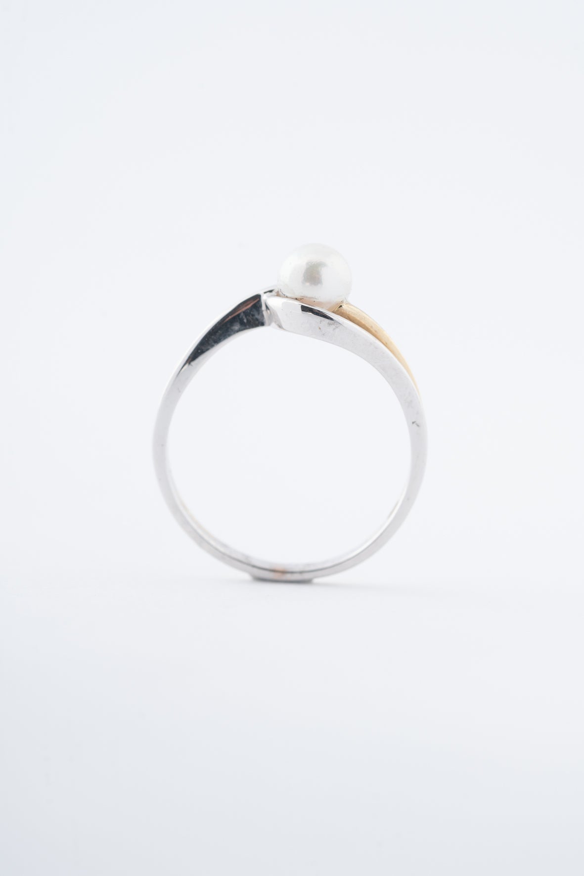 Witgouden/geelgouden ring met cultivé parel