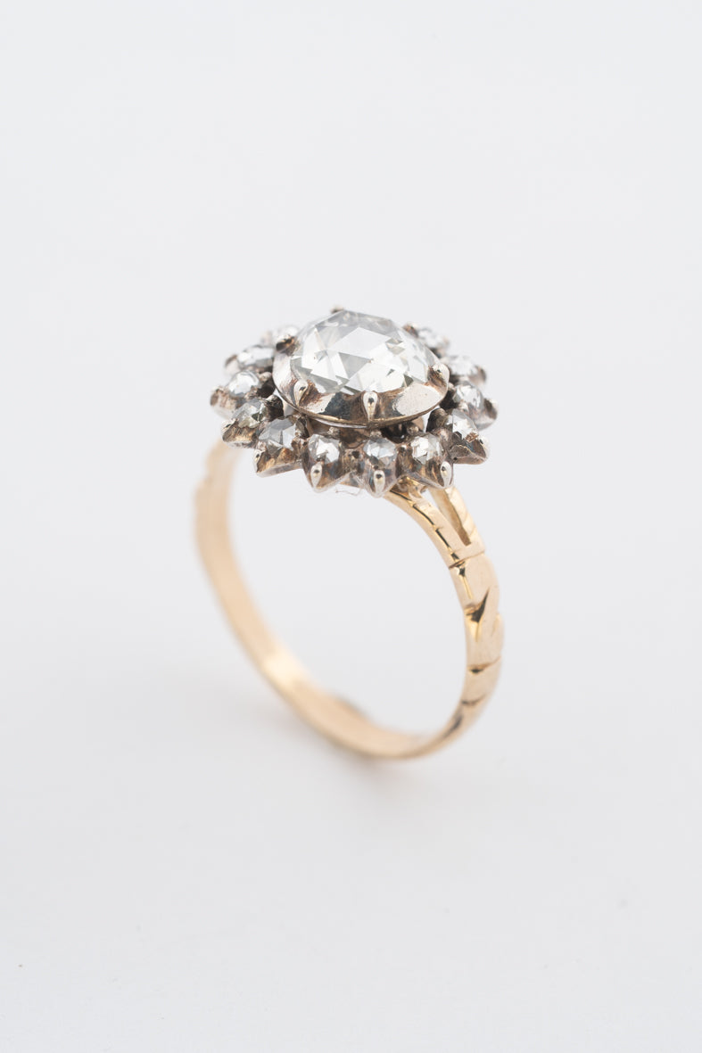 Antieke geelgouden entourage ring met diamanten in zilver gezet