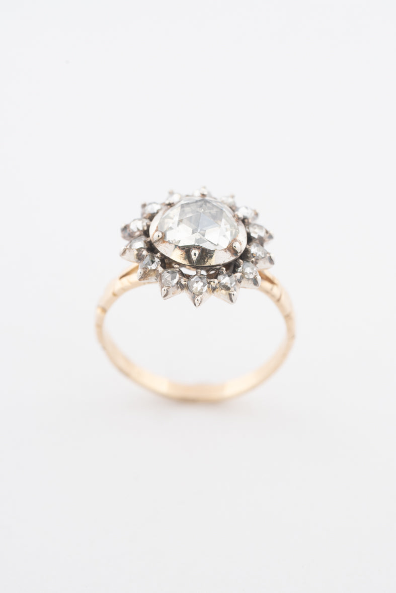 Antieke geelgouden entourage ring met diamanten in zilver gezet