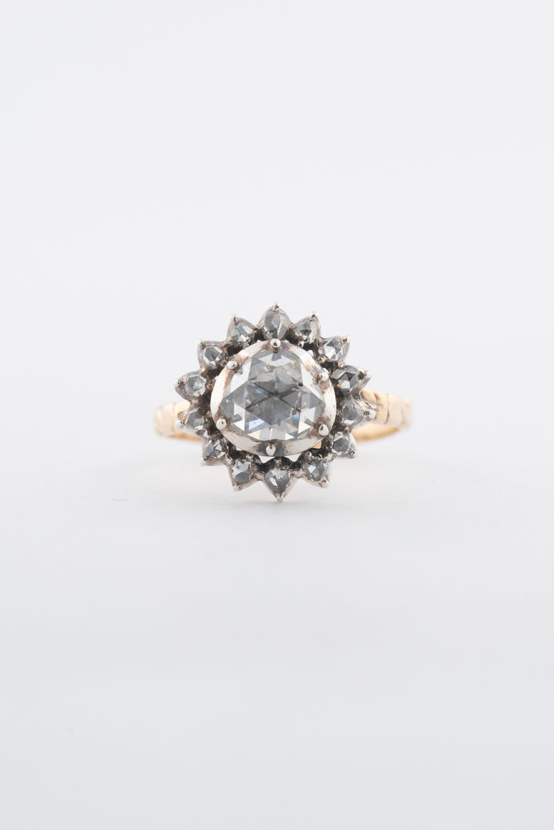 Antieke geelgouden entourage ring met diamanten in zilver gezet