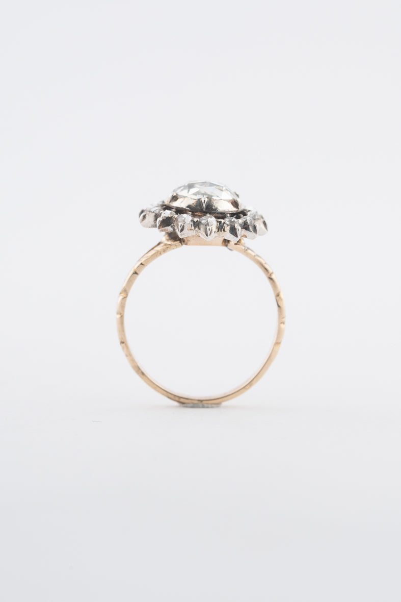 Antieke geelgouden entourage ring met diamanten in zilver gezet