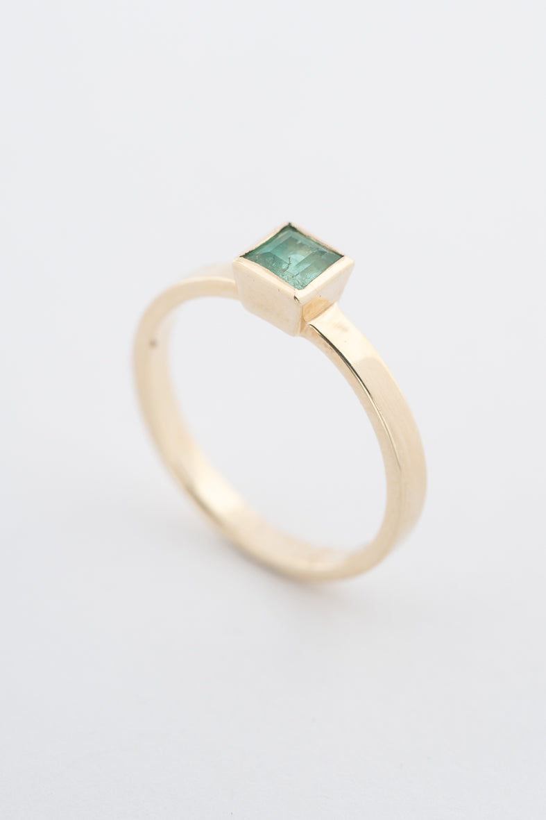 Geelgouden ring met smaragd