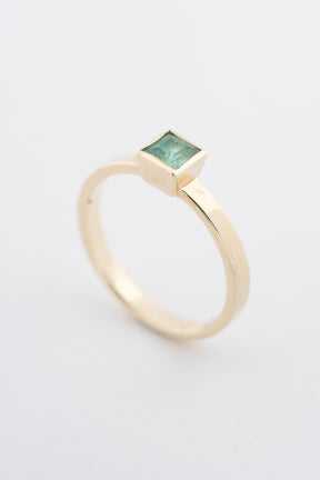 Geelgouden ring met smaragd