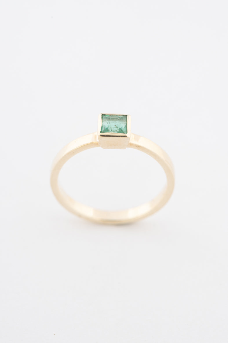Geelgouden ring met smaragd