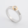 Wit/geelgouden bandring met briljanten