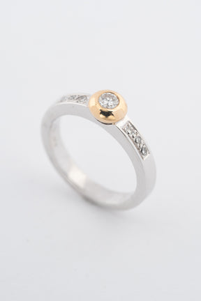 Wit/geelgouden bandring met briljanten