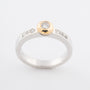 Wit/geelgouden bandring met briljanten