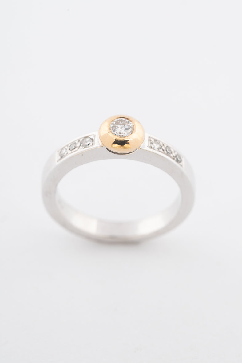 Wit/geelgouden bandring met briljanten