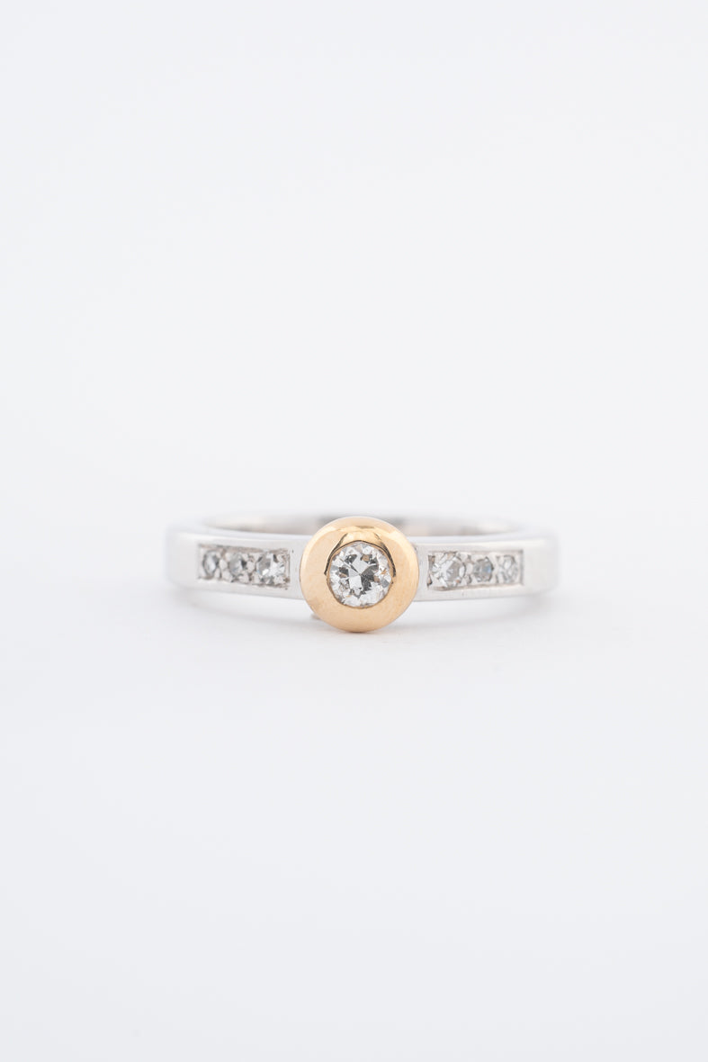 Wit/geelgouden bandring met briljanten
