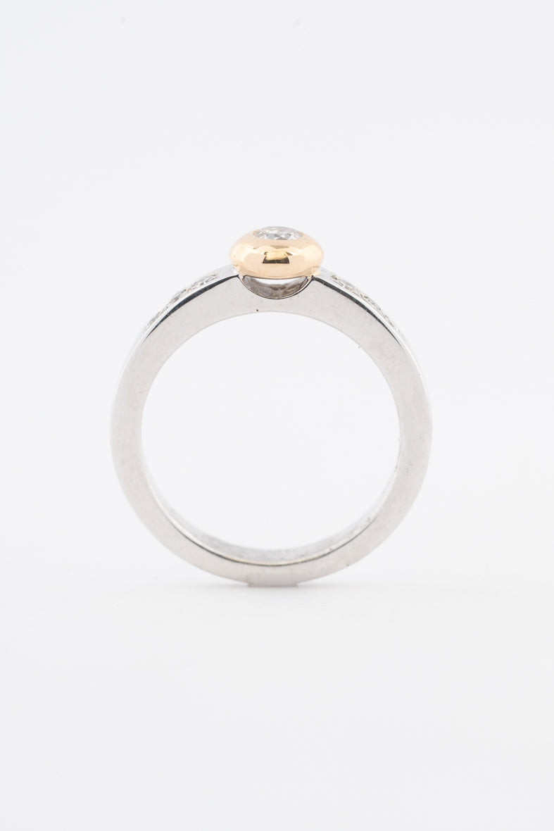 Wit/geelgouden bandring met briljanten