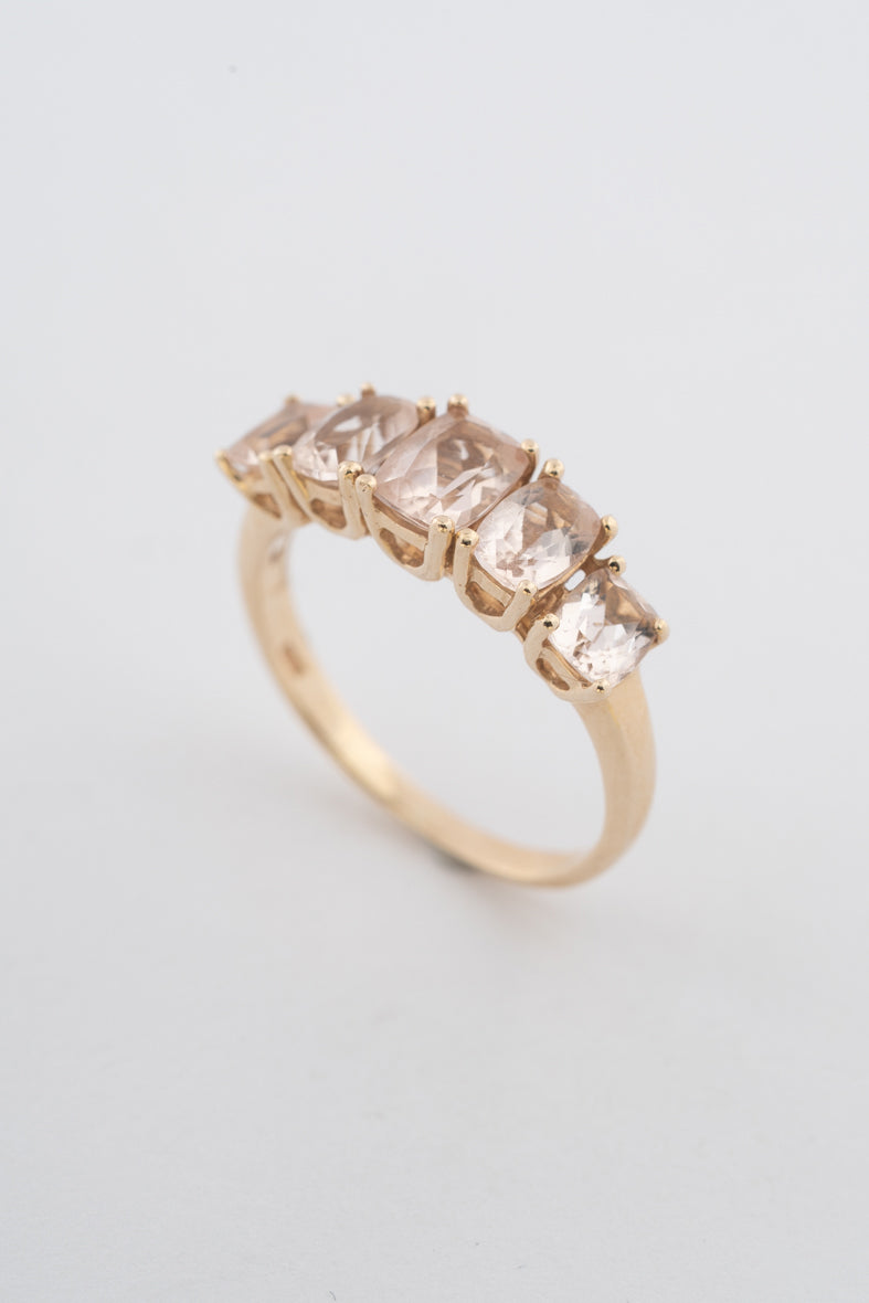 Geelgouden rijring met rosékwarts