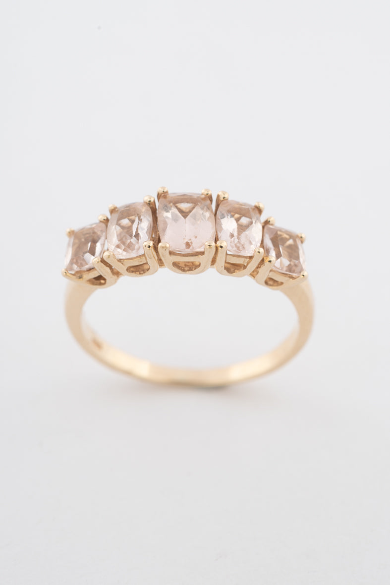 Geelgouden rijring met rosékwarts