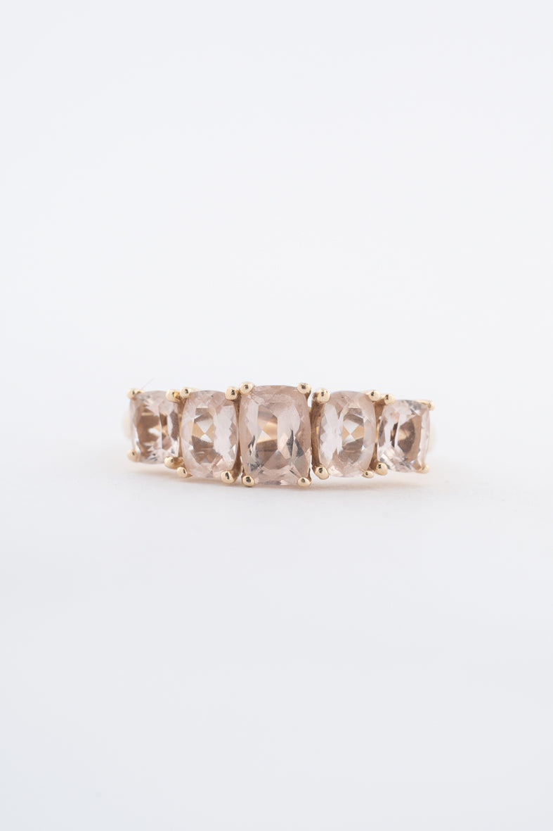 Geelgouden rijring met rosékwarts
